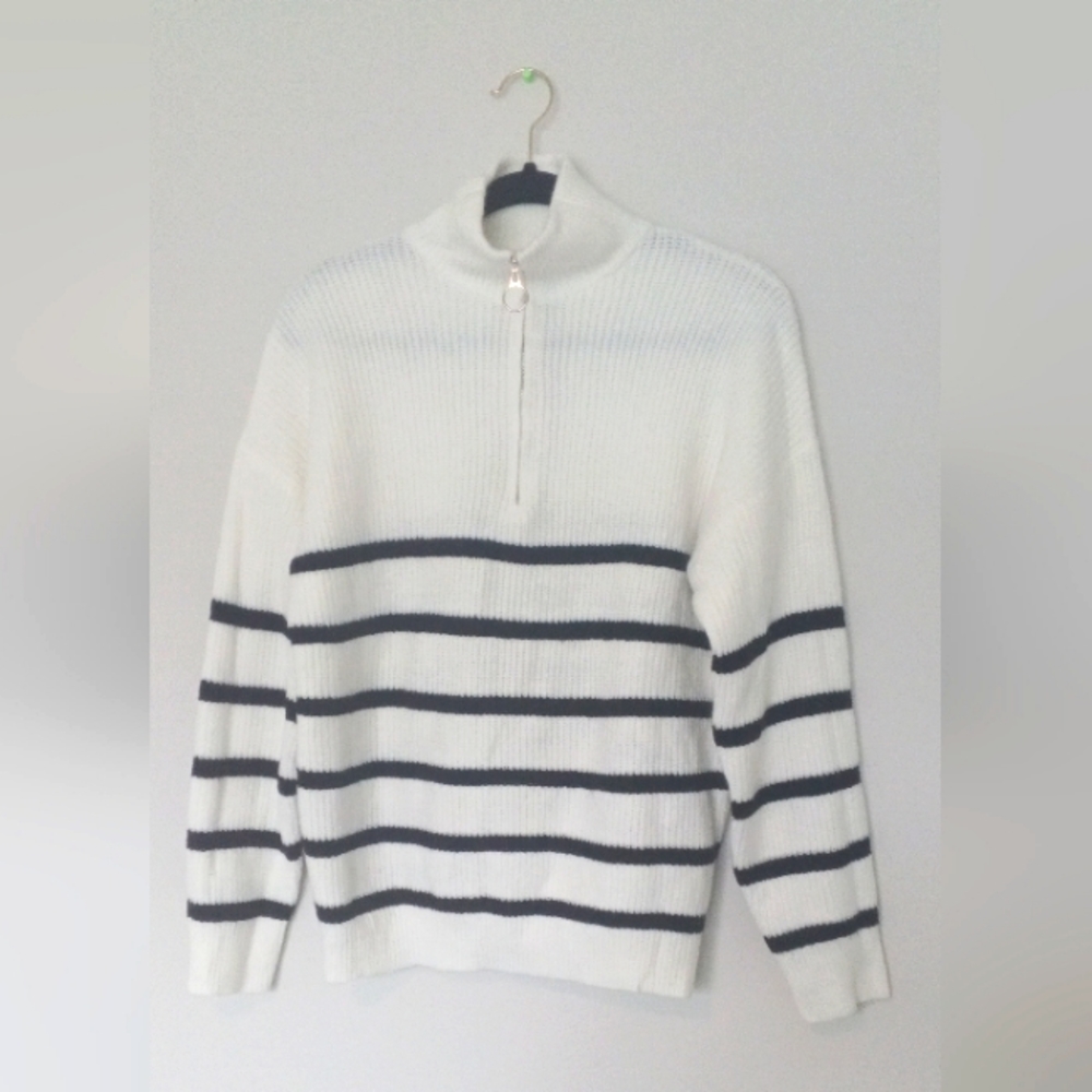 LANISEN- BLACK/WHITE STRIPPED SWEATER SIZE M